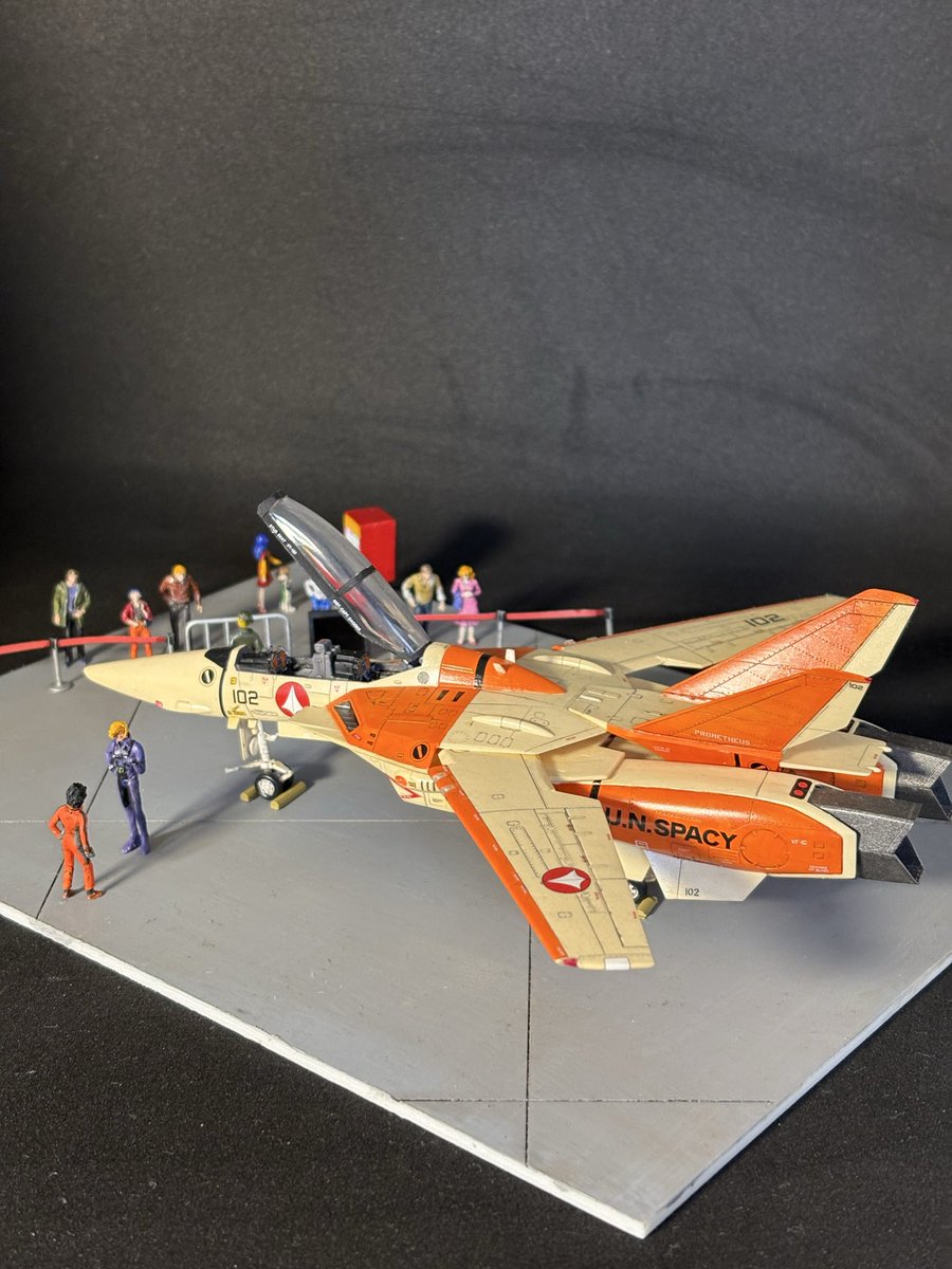 VfHangar's tweet photo. フォッカーと輝を加えて完成です。
コクピットには、両席とも��縦桿とシートベルトを追加しました。

「輝、こいつを飛ばしてみたくないか？」
「いいんですか？」
「俺が後ろに座ってやるよ」

#マクロスモデラーズ #マクロス #ハセガワ #マックスファクトリー https://t.co/tZFxJxBZDb