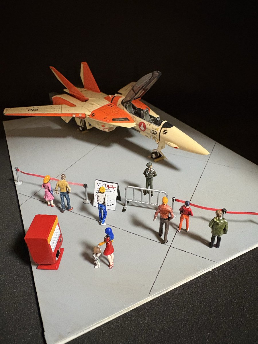 VfHangar's tweet photo. フォッカーと輝を加えて完成です。
コクピットには、両席とも��縦桿とシートベルトを追加しました。

「輝、こいつを飛ばしてみたくないか？」
「いいんですか？」
「俺が後ろに座ってやるよ」

#マクロスモデラーズ #マクロス #ハセガワ #マックスファクトリー https://t.co/tZFxJxBZDb
