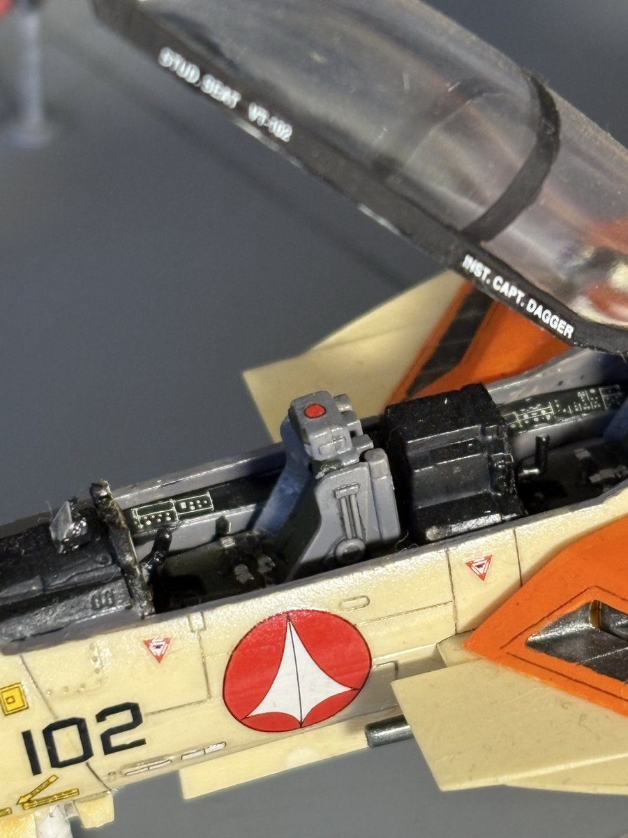 VfHangar's tweet photo. フォッカーと輝を加えて完成です。
コクピットには、両席とも��縦桿とシートベルトを追加しました。

「輝、こいつを飛ばしてみたくないか？」
「いいんですか？」
「俺が後ろに座ってやるよ」

#マクロスモデラーズ #マクロス #ハセガワ #マックスファクトリー https://t.co/tZFxJxBZDb