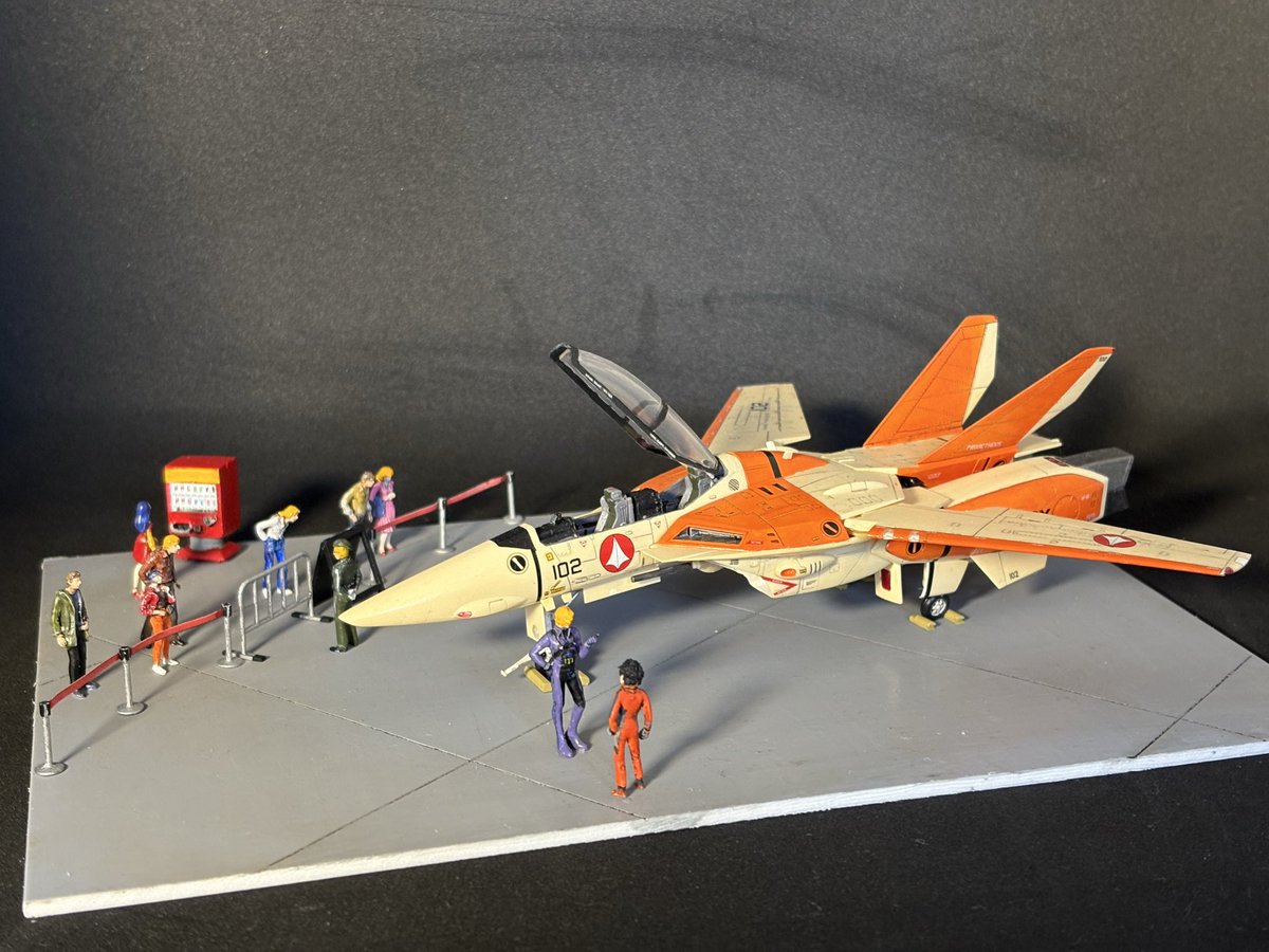 VfHangar's tweet photo. フォッカーと輝を加えて完成です。
コクピットには、両席とも��縦桿とシートベルトを追加しました。

「輝、こいつを飛ばしてみたくないか？」
「いいんですか？」
「俺が後ろに座ってやるよ」

#マクロスモデラーズ #マクロス #ハセガワ #マックスファクトリー https://t.co/tZFxJxBZDb