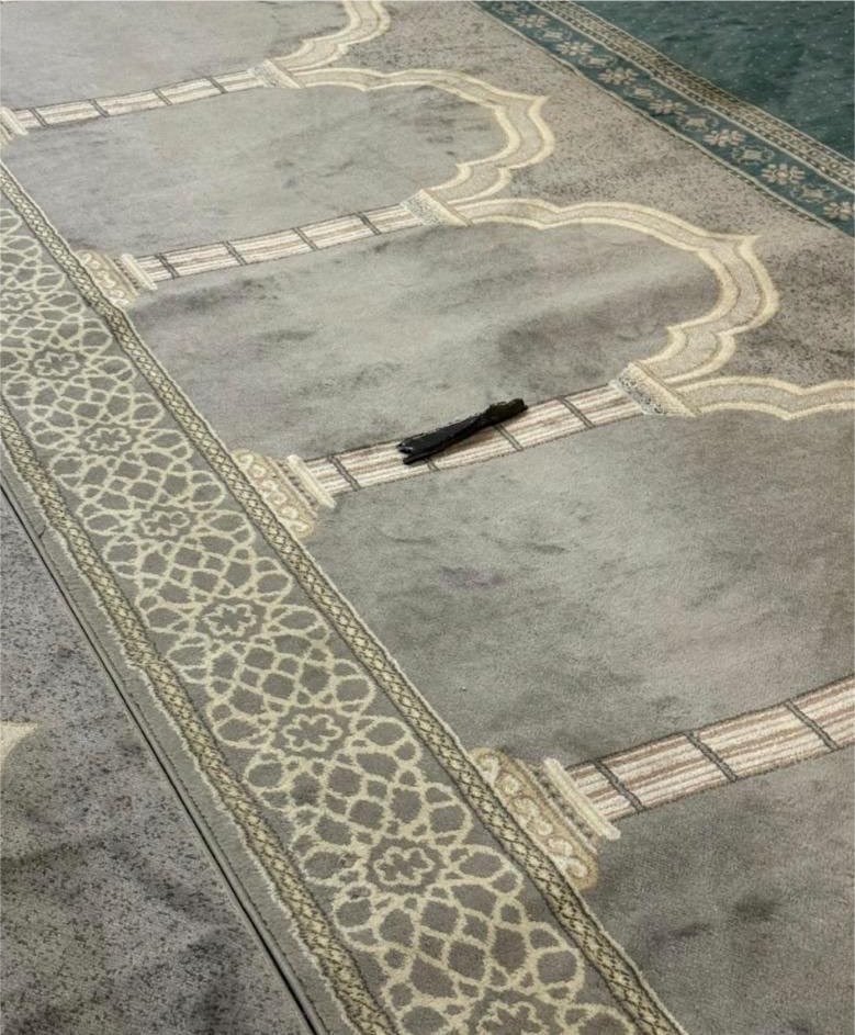 s_hm2030's tweet photo. الدفاع المدني: 

"سقوط شظايا اعتراض صاروخ باليستي في محافظة أحد رفيدة بمنطقة عسير نتج عنه إصابة مقيم وأضرار في مصلى داخل مبنى ومركبات" 

صورة لأحد الأضرار الذي تعرض لها المصلى نتيجة التصدي للصاروخ الحوثي https://t.co/G5hAH8PXWG
