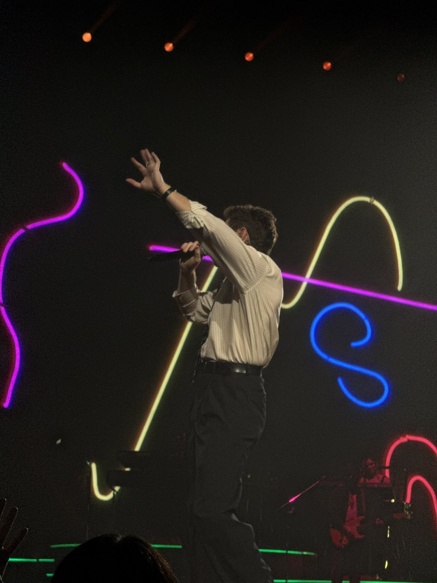 flwrshe's tweet photo. niall scarily looking like harry from the back tonight https://t.co/VG40A3LJrl