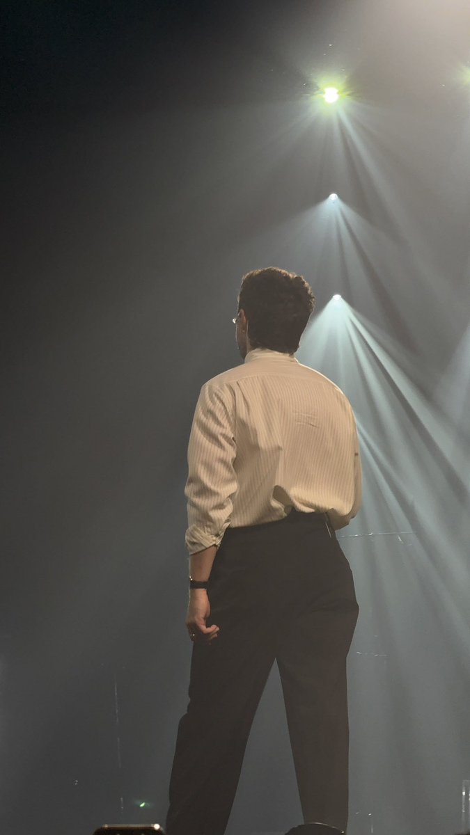 flwrshe's tweet photo. niall scarily looking like harry from the back tonight https://t.co/VG40A3LJrl