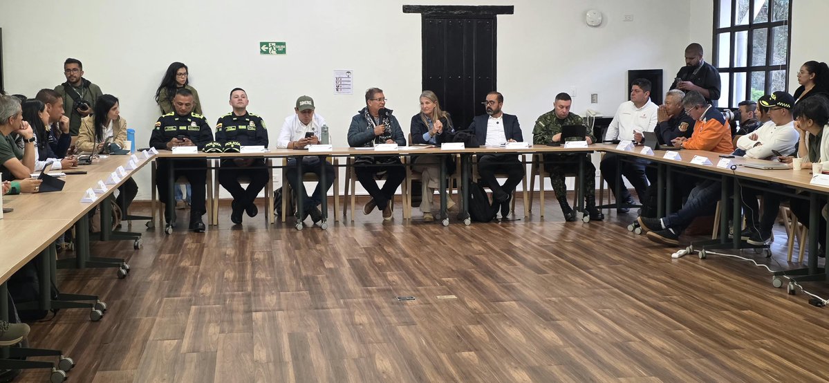 PoliciaMTunja's tweet photo. El señor coronel Alfonso Burbano González, comandante de la @PoliciaMTunja, participa en la primera mesa técnica de restauración del área afectada por el incendio en el Santuario de Fauna y Flora de San Pedro de Iguaque, liderada por @GobBoyaca junto a @MinAmbienteCo. https://t.co/MCaFl11ZiN