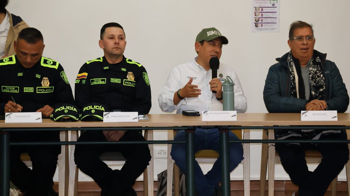 PoliciaMTunja's tweet photo. El señor coronel Alfonso Burbano González, comandante de la @PoliciaMTunja, participa en la primera mesa técnica de restauración del área afectada por el incendio en el Santuario de Fauna y Flora de San Pedro de Iguaque, liderada por @GobBoyaca junto a @MinAmbienteCo. https://t.co/MCaFl11ZiN