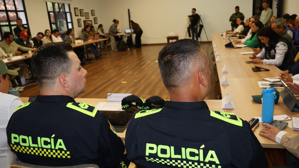 PoliciaMTunja's tweet photo. El señor coronel Alfonso Burbano González, comandante de la @PoliciaMTunja, participa en la primera mesa técnica de restauración del área afectada por el incendio en el Santuario de Fauna y Flora de San Pedro de Iguaque, liderada por @GobBoyaca junto a @MinAmbienteCo. https://t.co/MCaFl11ZiN