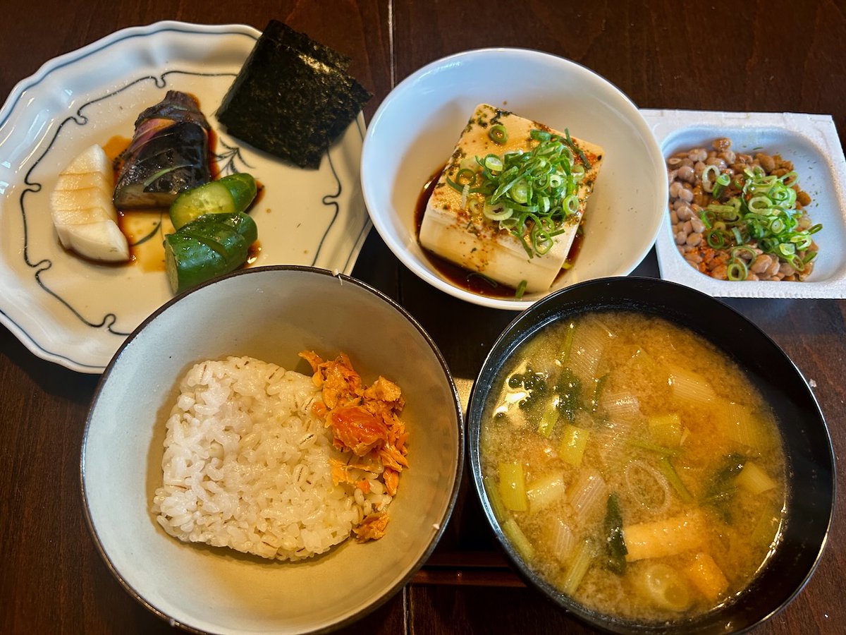 biwakowalker's tweet photo. 土曜日の朝食。糠漬け、焼き海苔、木綿豆腐、納豆、ほぐし焼鮭、麦ご飯、ネギと小松菜のお揚げの味噌汁。
涼しい朝です。 https://t.co/2omUtUU0CB