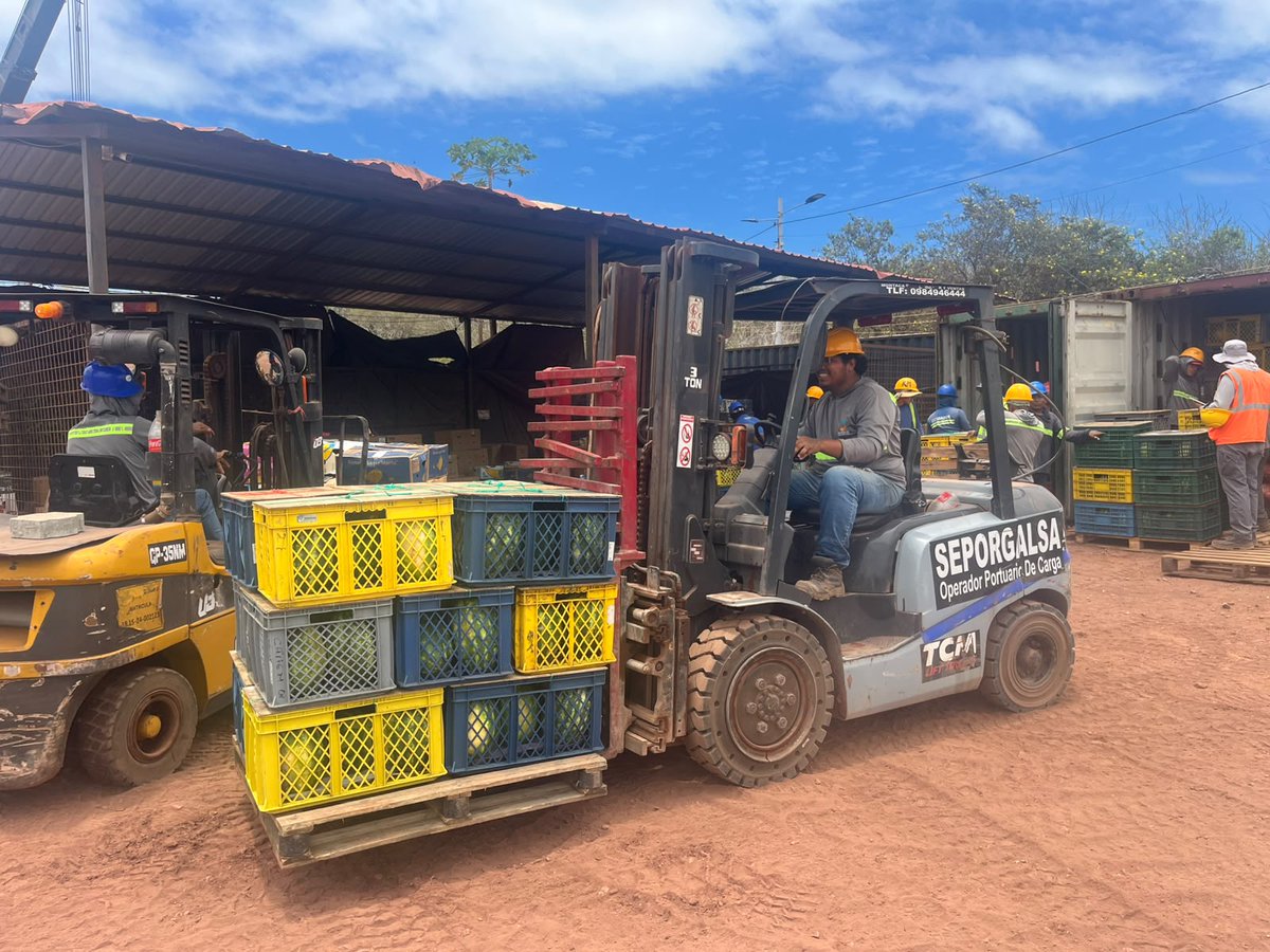 CGGalapagos's tweet photo. #SantaCruz | Con la llegada del buque Isla de la Plata, la Intendencia General de Policía desplegó controles en los patios de contenedores para verificar las operaciones de descarga y el estado de los productos que ingresan a la isla. https://t.co/xSR2ZXA2P1