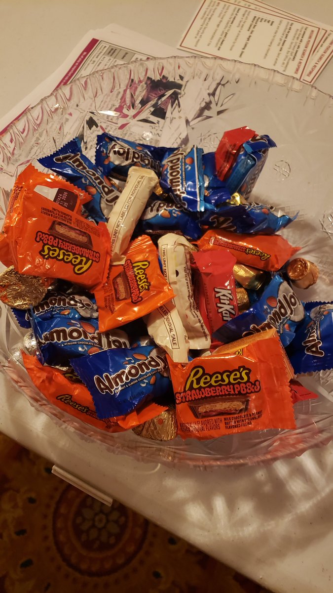 pchin's tweet photo. Trick or Treat https://t.co/SUGLxRQsTz