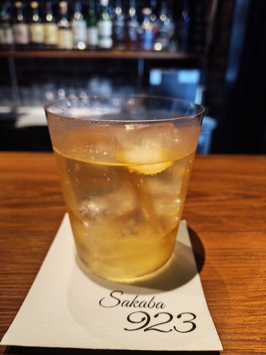 chipotokage's tweet photo. 10/1(木曜日)
最初の1杯は職場近くのバーでハイボール。からの、いつもの地元のバー。1日は月メニューが変わる日だから行かないとね🎵
#ウイスキー #カクテル https://t.co/OMVZzuZB6L