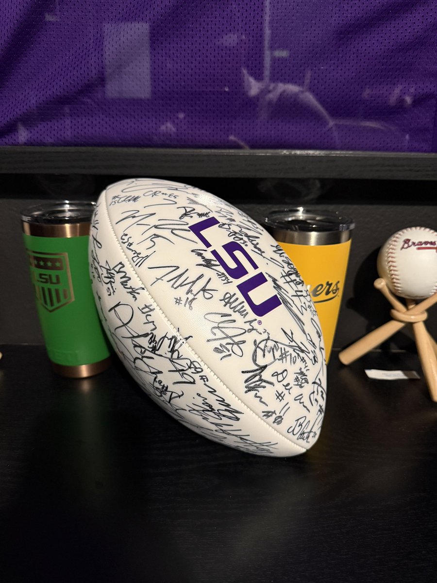 WalkItOffTalk's tweet photo. 🚨🚨 PICK TO CLICK 🚨🚨
🏈 2016 LSU Team Signed Football 🏈

- Comment who scores first TD
- Repost this post
- Follow this page

You have until Kickoff against McNeese!

Good luck, God Bless! https://t.co/Jqbwjn5zbZ