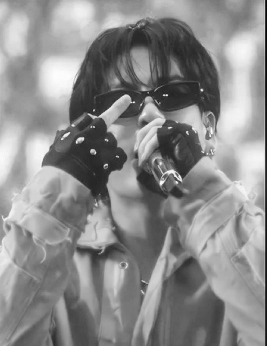 Borahae_tk_'s tweet photo. Deliberately demanding that Jungkook post, like, interact with certain people, or behave according to their expectations stopped being support a long time ago. It’s control.
And it becomes even more obvious when every interaction with Taehyung is used as an excuse to attack him, belittle him, and demand that Jungkook distance himself from him.
Their favorite seems to have a particular talent for attracting people who confuse admiration with having the right to decide over an artist’s life. They can make all the demands and threats they want, but Jungkook owes them no explanations, and Taehyung owes them no tolerance.
The obsession with controlling one and attacking the other says nothing about them. It says everything about those who still don’t understand where their boundaries as fans end.
