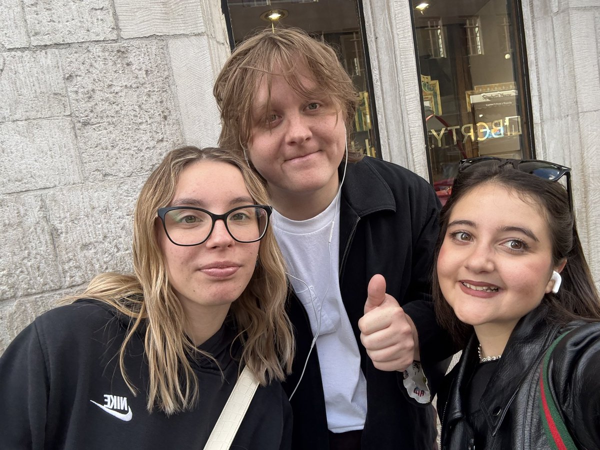 aghitomlinson's tweet photo. just met lewis capaldi today in london!!! a very nice person @LewisCapaldi https://t.co/4qxlhUCMQ3
