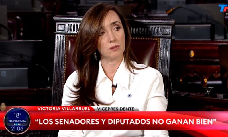 nosoypitti's tweet photo. Milei: *renuncia a la jubilación de privilegio*

Villarruel: *se niega a renunciar y sale a pedir aumentos*

La diferencia es moral. https://t.co/AuFgUsWbid
