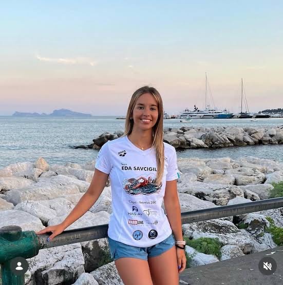 izmirgibiyiz's tweet photo. İzmirli Eda Savcıgil, 32 kilometrelik Catalina Kanalı’nı yüzerek geçen en genç Türk sporcu oldu ve Türk kadınlar parkur rekorunu kırdı. 🇹🇷 https://t.co/MJg9seTLOo