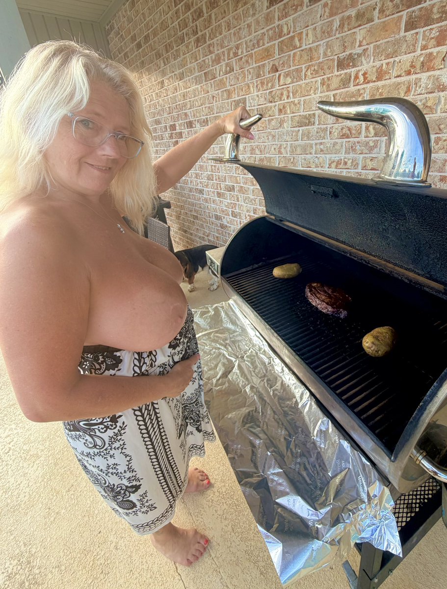 mctplx1's tweet photo. Chuck roast and potatoes on the smoker!!!  Happy Friday!!! 🥩🥩 https://t.co/XK202rVrQP