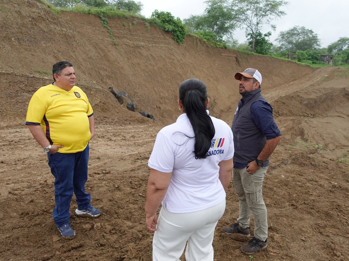 GoberManabi's tweet photo. La gobernadora de Manabí, recorrió La Travesada, Tosagua, junto al director distrital del @MIT_Ecuador y Tecnología y al gerente de Reconstrucción, para conocer los trabajos que se realizarán para la estabilización del suelo en el talud donde se encuentra el tanque. 👷‍♀️👷 https://t.co/bWttqpFuhq