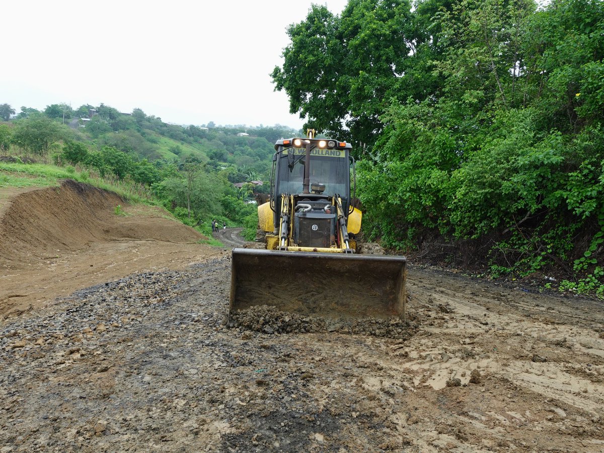 GoberManabi's tweet photo. La gobernadora de Manabí, recorrió La Travesada, Tosagua, junto al director distrital del @MIT_Ecuador y Tecnología y al gerente de Reconstrucción, para conocer los trabajos que se realizarán para la estabilización del suelo en el talud donde se encuentra el tanque. 👷‍♀️👷 https://t.co/bWttqpFuhq