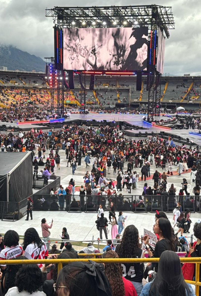 Moon_Ale13's tweet photo. Poco a poco se va llenando 
(Imagen no mia)

#BTS_WORLDTOUR_ARİRANG https://t.co/oUeKhIWKn7