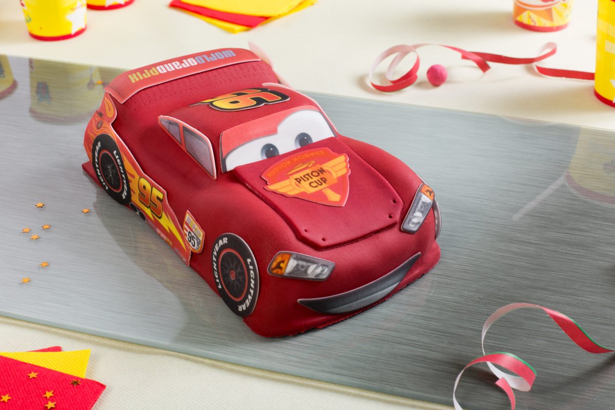 Mirak__o's tweet photo. @YagaCapy Moi je te propose un succulent gâteau Flash McQueen composé à 80% de pâte à sucre et à 20 %  de gâteaux Au chocolat  toue secs https://t.co/ZUR2bHwuqO