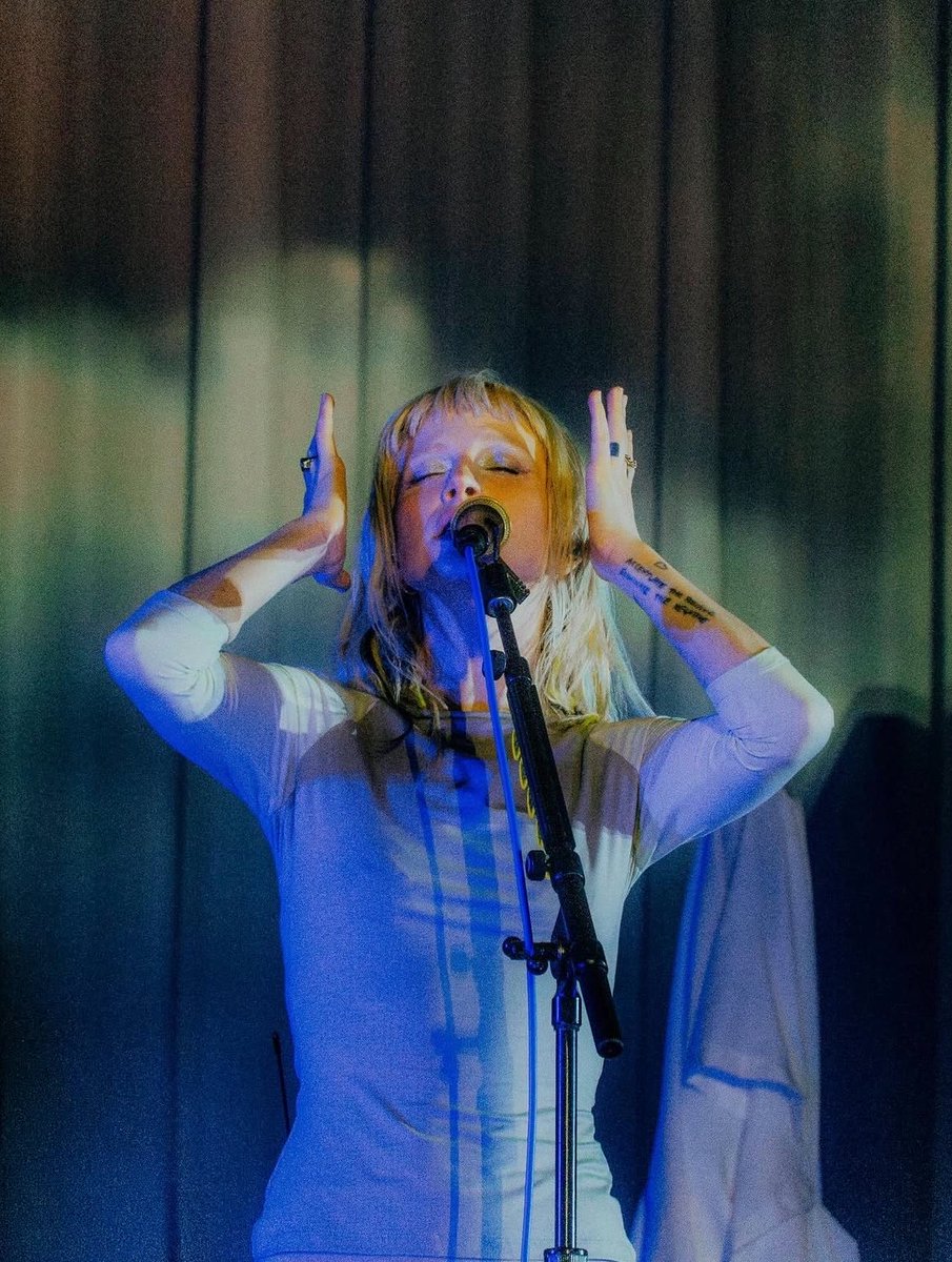 rippingm3open's tweet photo. I SEE HAYLEY WILLIAMS IN 24 HOURS https://t.co/nSefQncVzD