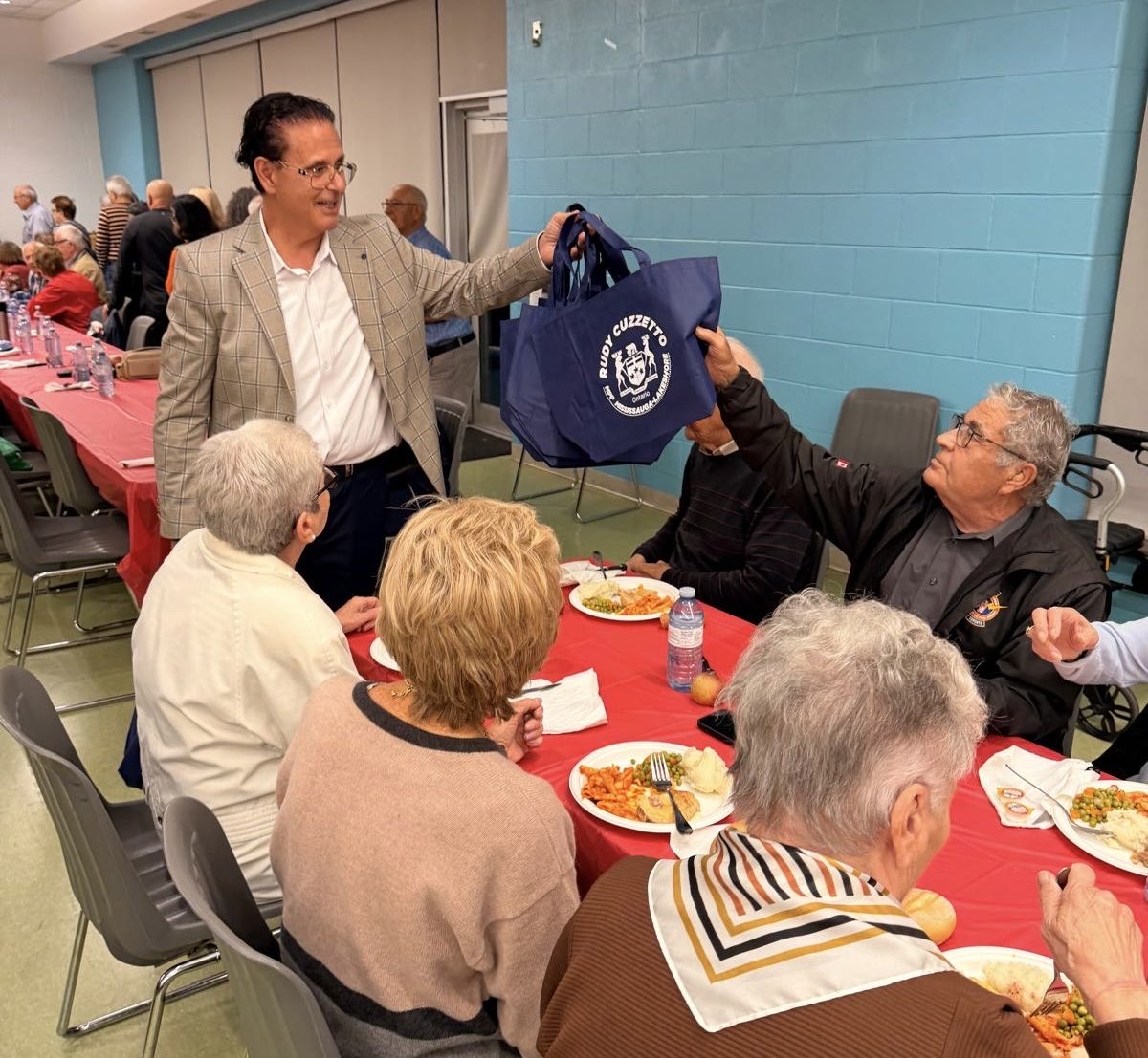 RudyCuzzetto's tweet photo. Had a wonderful evening joining my friends at the Huron Park Italo Canadian Seniors Club for their annual Thanksgiving Dinner at the Huron Park Recreation Centre!

Grazie di cuore to Frank Stendardo and his team for the warm hospitality, great food, and friendship. Wishing everyone a very happy, safe, and healthy Thanksgiving! #MississaugaLakeshore 🍁🇨🇦🇮🇹