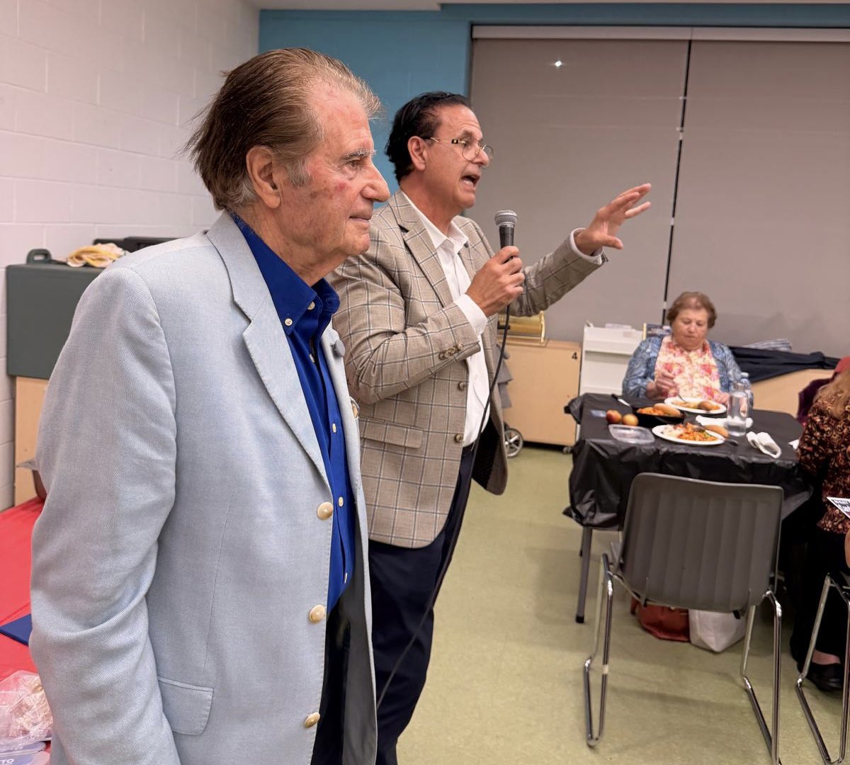 RudyCuzzetto's tweet photo. Had a wonderful evening joining my friends at the Huron Park Italo Canadian Seniors Club for their annual Thanksgiving Dinner at the Huron Park Recreation Centre!

Grazie di cuore to Frank Stendardo and his team for the warm hospitality, great food, and friendship. Wishing everyone a very happy, safe, and healthy Thanksgiving! #MississaugaLakeshore 🍁🇨🇦🇮🇹