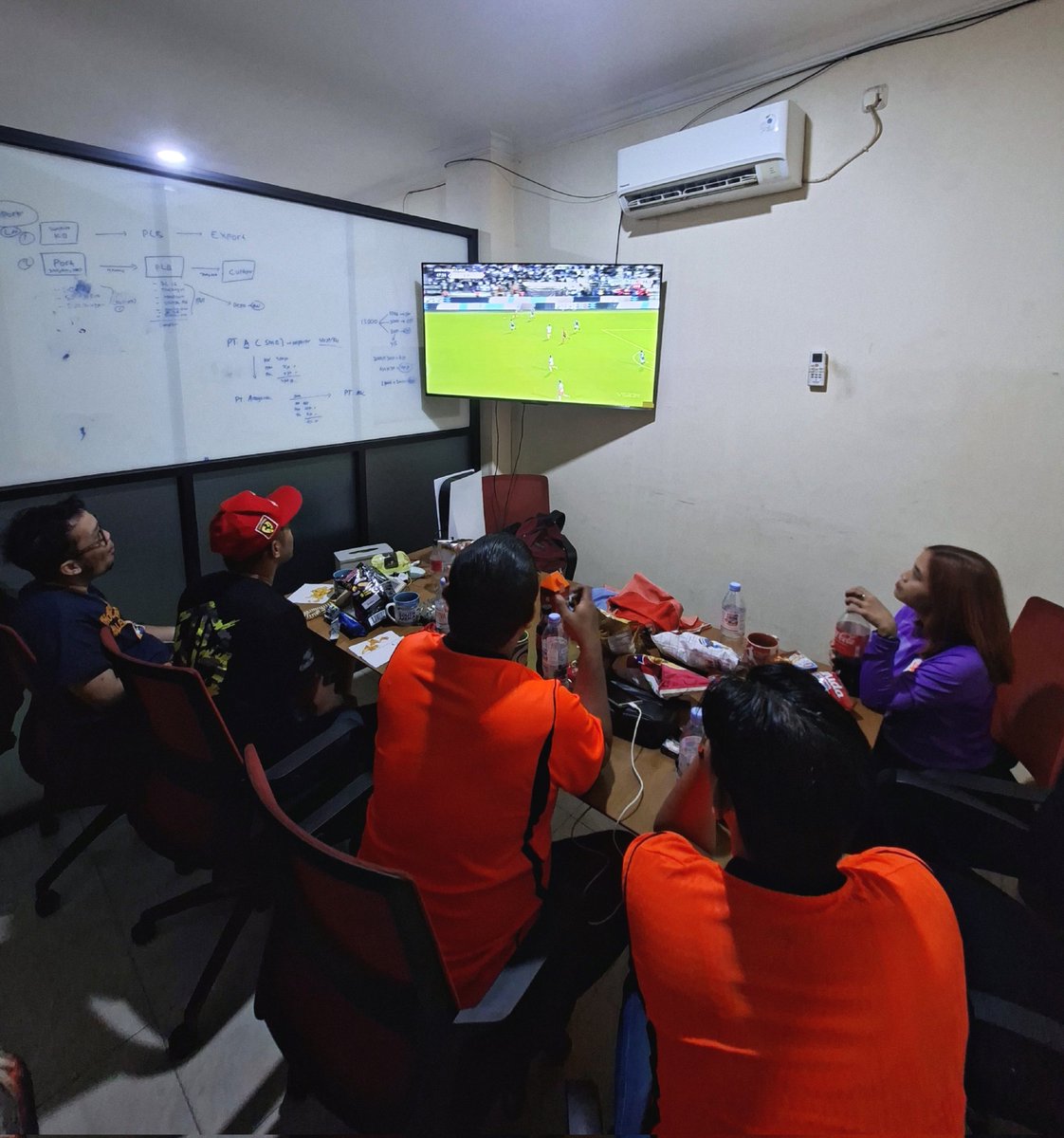 HollandersIndo's tweet photo. #GreNed
#TeamNL
#SamenSterker
...
Organized by :
Hollanders Indonesia
... 
Supported by :
#HollandersJakarta 
... https://t.co/xocAP9QPIB