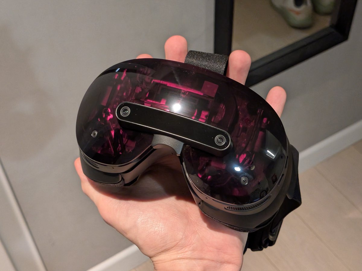 RED_SIM's tweet photo. Steam Frame looks so transparent when lit by a halogen lamp! https://t.co/t24zrvcgxH