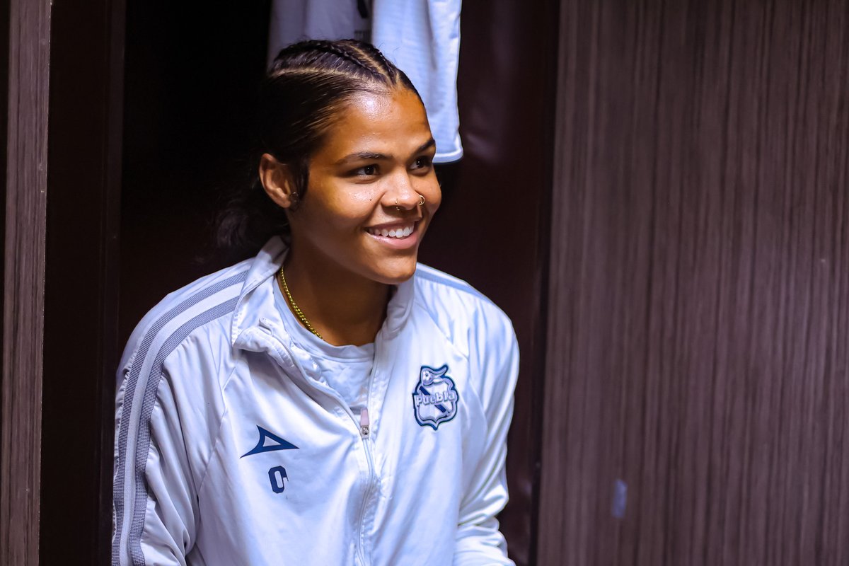 ClubPueblaFem's tweet photo. Mis Enfranjadas TODO que ver, ¡eh! 🫡 El equipo de mis amores llegó a enchular el Corona 💅🏻

¡VAMOS PUEBLAAAAA! 🔵 Aquí andamos alentando como en cada partido⚽️

#LaFranjaNosUne🎽 https://t.co/tJ7Bmz2Nnt