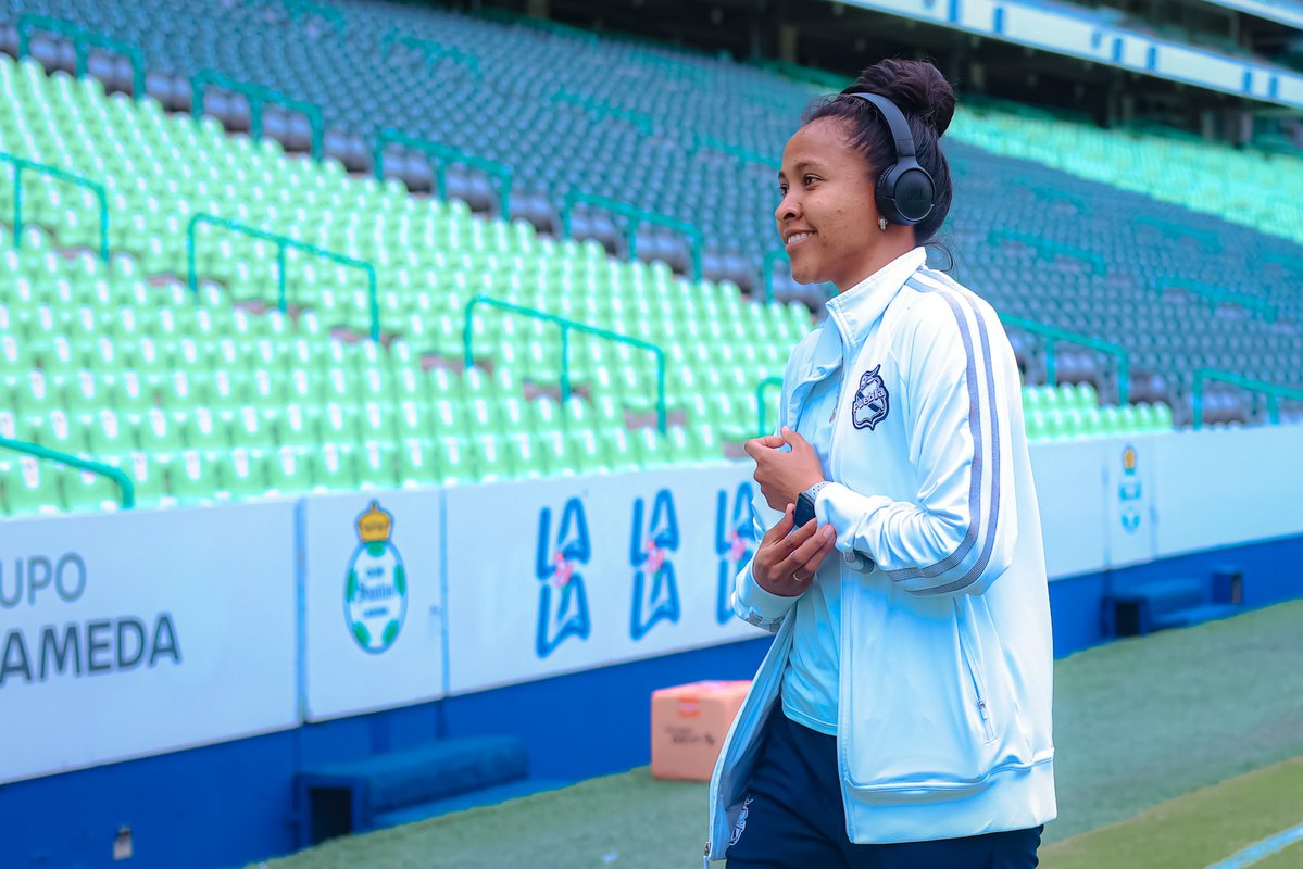 ClubPueblaFem's tweet photo. Mis Enfranjadas TODO que ver, ¡eh! 🫡 El equipo de mis amores llegó a enchular el Corona 💅🏻

¡VAMOS PUEBLAAAAA! 🔵 Aquí andamos alentando como en cada partido⚽️

#LaFranjaNosUne🎽 https://t.co/tJ7Bmz2Nnt
