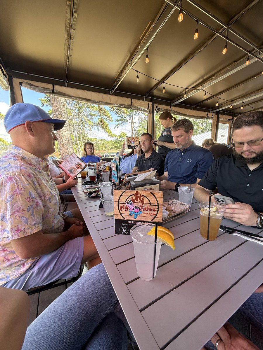 Byteworks's tweet photo. We work hard. We play (and eat) hard 🤩🥗🍗

Nothing better than Friday afternoon lunches with the team 

#teamculture #friday #fun https://t.co/nS3QP02FM4