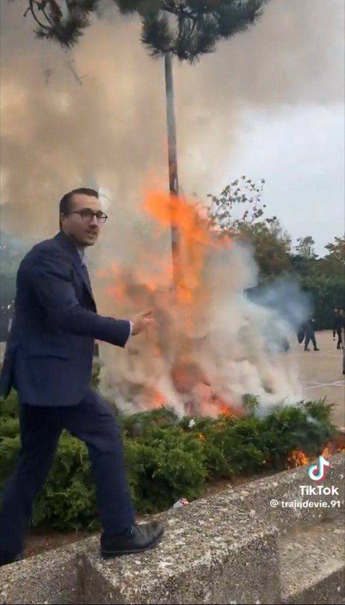 ManouelFrosx's tweet photo. @ALeaument L’espèce d’abrutis sur la photo essaie d’éteindre un feu à mains nues !! https://t.co/OIhFt7apHB