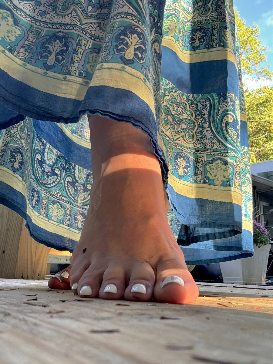 DeviouslyDelish's tweet photo. #milf #WifeNextDoor #handFetish #FootFetish https://t.co/9eS31giyIm