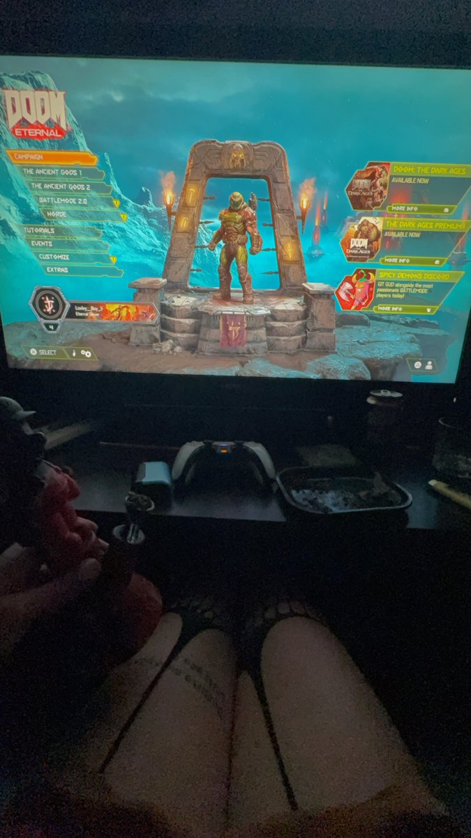 Daisyislazyxox's tweet photo. Playing doom eternal and smoking until it’s time to go out <3 
#drugtwt #gamerslut https://t.co/1BelN5yEW0