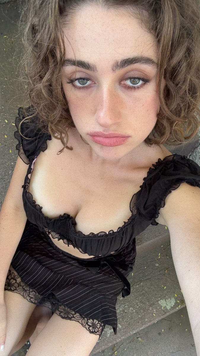 kindatrynabeas1's tweet photo. She's so hot she makes me wanna suck your dick bro https://t.co/IjDWCVRifr