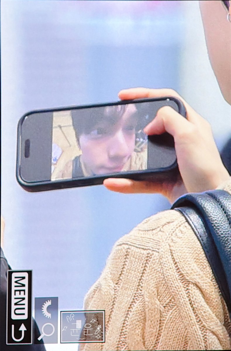 yun_yun_1092's tweet photo. 261003 ICN🛫
🐰셀카를 찍고 있다

#최립우 #CHUEILIYU #崔立于 
#FLAREU #플레어유 https://t.co/4jgUXuQbQh