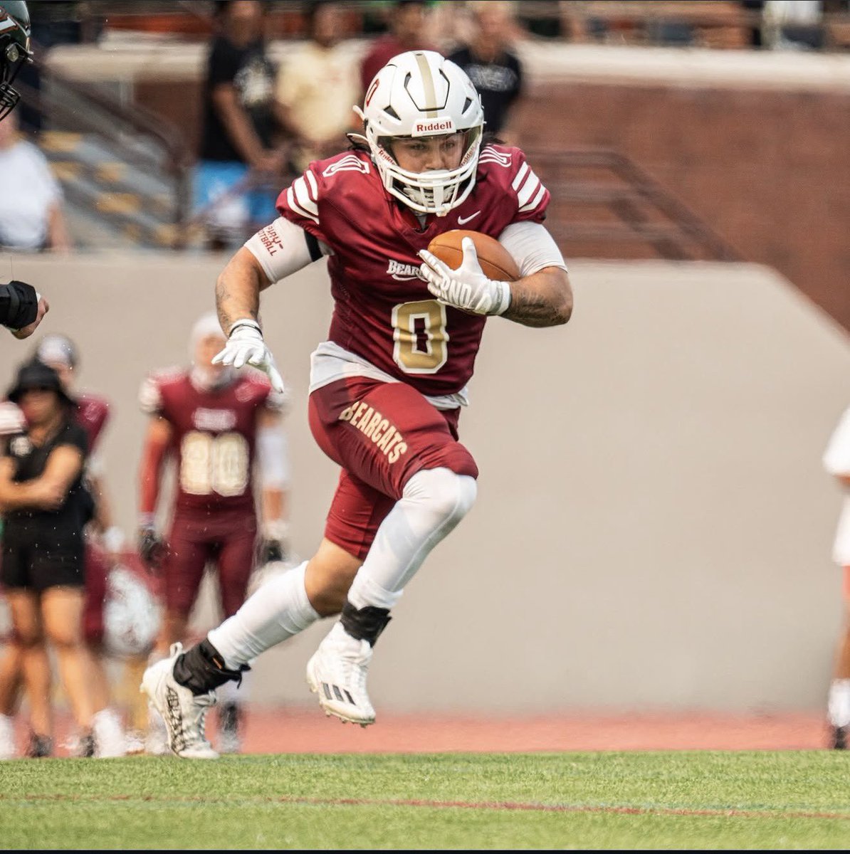 KylerHanson2027's tweet photo. After speaking with @CoachPgonz i’m blessed to announce that i’ve received my first division 3 offer from @WillametteFB !!!!! Im extremely grateful and blessed to receive this offer and cant wait to start my recruitment process! GO BEARCATS! 

@GlendoraHighFB @coachryanlaw @CoachFerrariOL @CoachVaniman