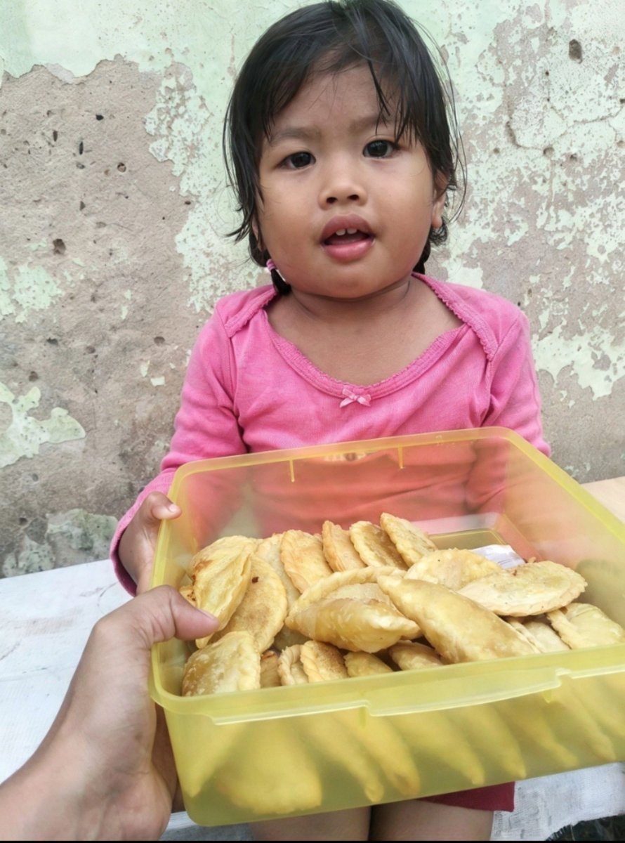 clarisanusa's tweet photo. Halo semua boleh RT  larisin dagangan nusa
Aku lagi butuh bantuan,buat makan , keperluan sehari hari dan ada kewajiban yang harus aku bayar tgl 10 nanti 🙏

Aku jualan cireng+piscok+tahu+pempek harga 1k
Lokasi depan kantor lurah Mariana
Bagi yg mau berbagi boleh DM nusa ya 🙏 https://t.co/z8tdqA4sKR