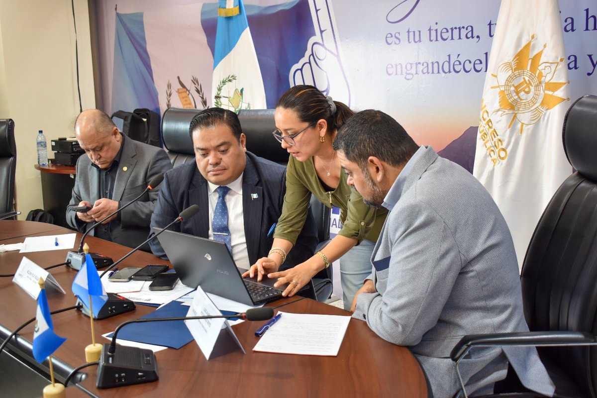 MEMguatemala's tweet photo. El Viceministro Guillermo Xoy y la DGH del @MEMguatemala atendieron reunión sobre precios de combustibles:

Monitoreo y prevención de especulación.
Reporte de estaciones de servicio.
Transparencia y atención a denuncias.

Seguimos trabajando por la población. https://t.co/89sa5X6eaK