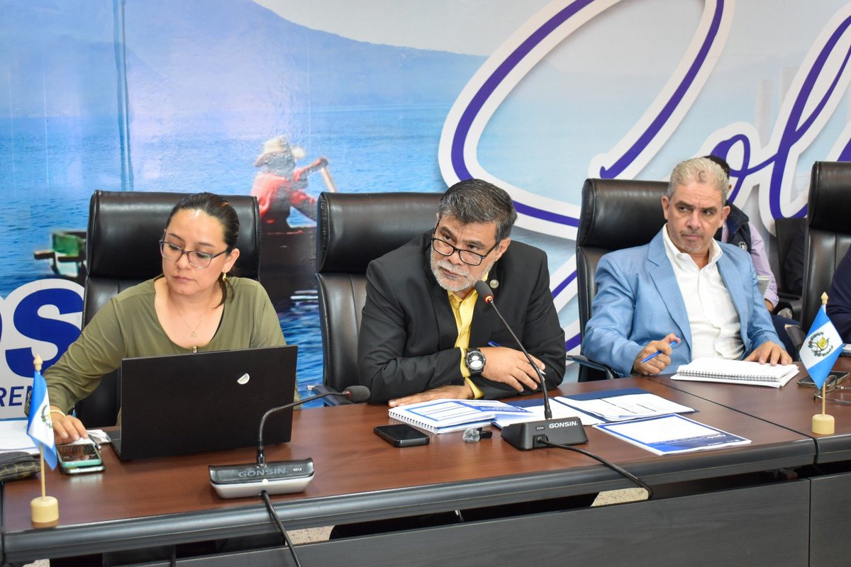 MEMguatemala's tweet photo. El Viceministro Guillermo Xoy y la DGH del @MEMguatemala atendieron reunión sobre precios de combustibles:

Monitoreo y prevención de especulación.
Reporte de estaciones de servicio.
Transparencia y atención a denuncias.

Seguimos trabajando por la población. https://t.co/89sa5X6eaK
