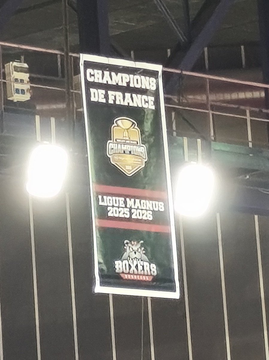 PascalNerbesson's tweet photo. Festival offensif (enfin) des Boyz ce soir et cette bannière de Champion 😍 #LigueMagnus #SortonsLesCrocs https://t.co/dQBxfEDZPk
