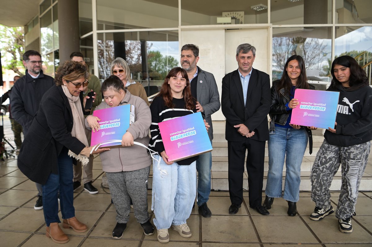 Carli_Bianco's tweet photo. Entregamos computadoras de #ConectarIgualdadBonaerense a estudiantes de escuelas de Henderson, junto al intendente Ignacio Pugnaloni.

Y también firmamos un convenio del programa #PUENTES que permitirá ampliar el Centro Universitario de Hipólito Yrigoyen con nuevas aulas y más comodidades para la comunidad educativa.

Lo repetimos una y otra vez: los países que prosperan son los que invierten en educación, ciencia y tecnología. Para el gobierno de @Kicillofok la educación no es un gasto, es una inversión para construir una sociedad más desarrollada. La verdadera libertad es que el pueblo tenga la oportunidad de estudiar y forjar su futuro.

Además, reinauguramos el Comando de Prevención Rural, que permite brindar más seguridad a las poblaciones del ámbito rural del distrito, y entregamos equipamiento del Ministerio de Ambiente para reforzar las tareas de limpieza y cuidado ambiental de la @MunicipalidadHY

En el Gobierno de la Provincia de Buenos Aires estamos presentes en los 135 municipios e invertimos y construimos soluciones para que los 17 millones de bonaerenses, estén donde estén, puedan acceder a más derechos y mejores condiciones de vida.