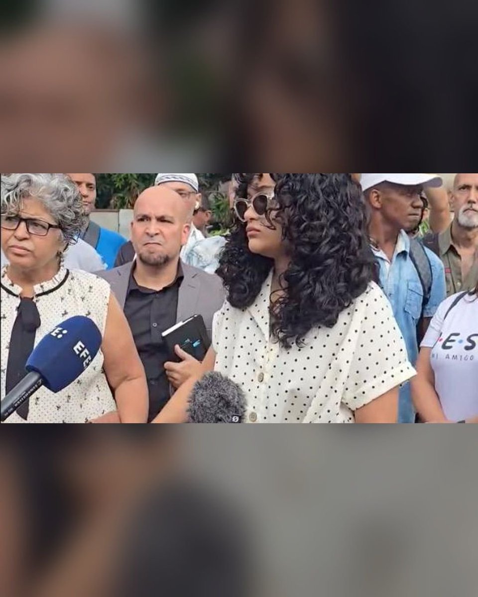 lachy77's tweet photo. En Cuba 🇨🇺 te pueden juzgar por grabar al agente que llega a tu casa a citarte y acosarte. 
Ayer, Anna Bensi y su madre, sin miedo y con cerco policial incluido. Lo que más pesa: la gente que se acercó a decirles «no temas». Todo mi apoyo. #Cubahoy 
Todo nuestro apoyo valientes . https://t.co/xZIR3dRBl5