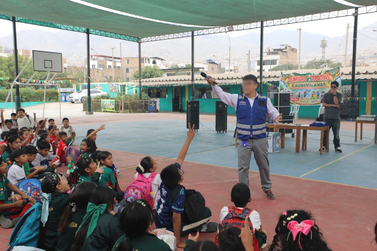 sutranperu's tweet photo. 🚸📚 #SutranEduca | Nuestros especialistas llegaron a las instituciones educativas Notable Santísima de las Mercedes, en El Agustino, y 3507, en Carabayllo, para compartir con los estudiantes mensajes y recomendaciones sobre seguridad vial y prevención. https://t.co/nXqZH00L67