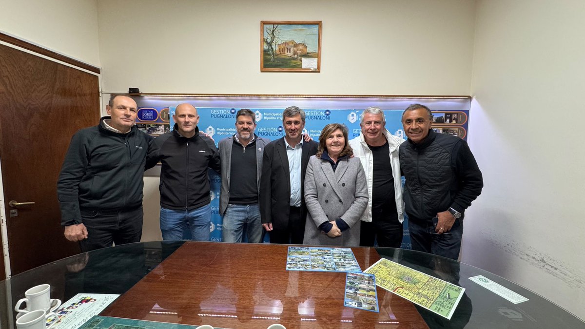 Carli_Bianco's tweet photo. Entregamos computadoras de #ConectarIgualdadBonaerense a estudiantes de escuelas de Henderson, junto al intendente Ignacio Pugnaloni.

Y también firmamos un convenio del programa #PUENTES que permitirá ampliar el Centro Universitario de Hipólito Yrigoyen con nuevas aulas y más comodidades para la comunidad educativa.

Lo repetimos una y otra vez: los países que prosperan son los que invierten en educación, ciencia y tecnología. Para el gobierno de @Kicillofok la educación no es un gasto, es una inversión para construir una sociedad más desarrollada. La verdadera libertad es que el pueblo tenga la oportunidad de estudiar y forjar su futuro.

Además, reinauguramos el Comando de Prevención Rural, que permite brindar más seguridad a las poblaciones del ámbito rural del distrito, y entregamos equipamiento del Ministerio de Ambiente para reforzar las tareas de limpieza y cuidado ambiental de la @MunicipalidadHY

En el Gobierno de la Provincia de Buenos Aires estamos presentes en los 135 municipios e invertimos y construimos soluciones para que los 17 millones de bonaerenses, estén donde estén, puedan acceder a más derechos y mejores condiciones de vida.
