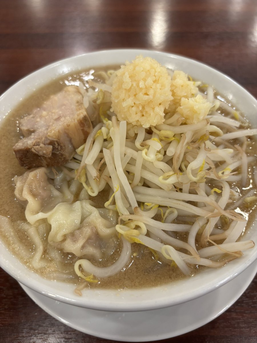 umi38's tweet photo. 広州市場さんにて背脂ニンニク醤油わんたんめん大盛と魯肉飯。
まさかのＧ系。大人しめの豚骨醤油スープに中太麺、野菜はもやしのみ、厚切りの焼豚、にんにく、ワンタンは5個くらい入ってます。
魯肉飯には豚肉の他に煮卵や高菜などがのってました。ご馳走様でした。 https://t.co/r9b38T54Pn