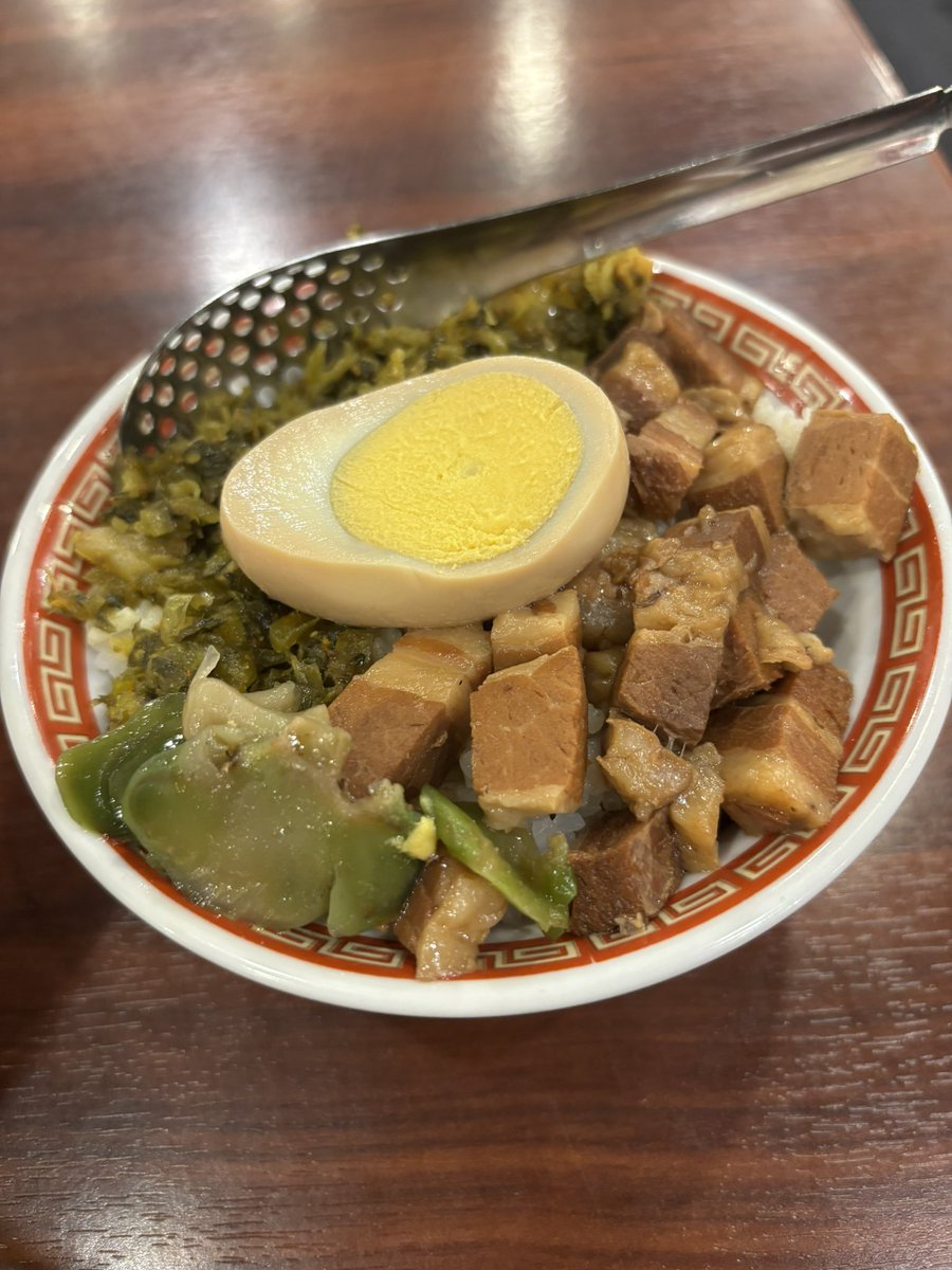 umi38's tweet photo. 広州市場さんにて背脂ニンニク醤油わんたんめん大盛と魯肉飯。
まさかのＧ系。大人しめの豚骨醤油スープに中太麺、野菜はもやしのみ、厚切りの焼豚、にんにく、ワンタンは5個くらい入ってます。
魯肉飯には豚肉の他に煮卵や高菜などがのってました。ご馳走様でした。 https://t.co/r9b38T54Pn