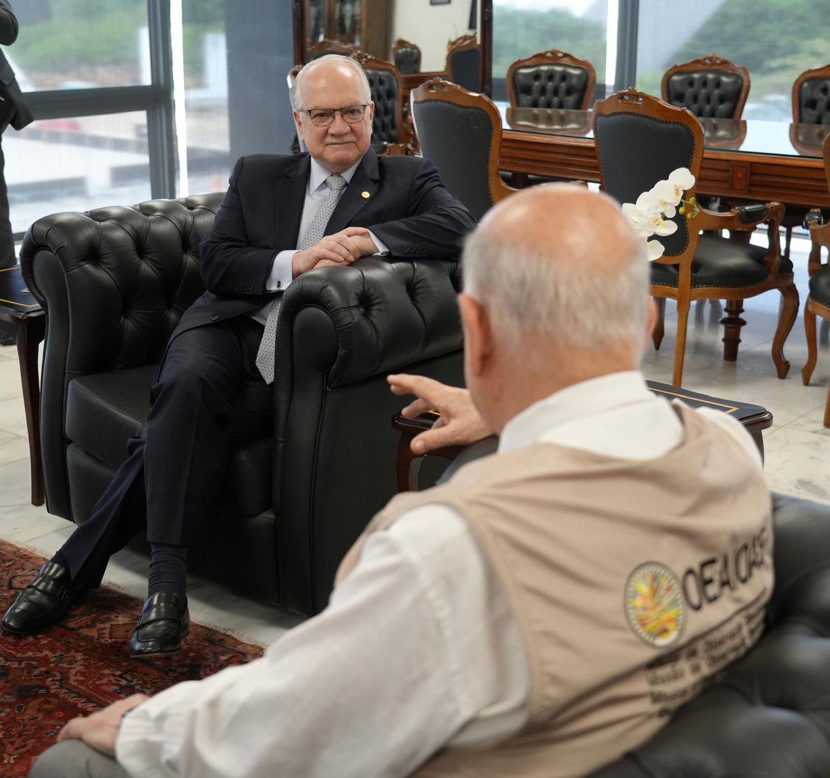 OEA_oficial's tweet photo. La Jefatura de la #MOE_OEA en Brasil fue recibida por el presidente del @STF_oficial, Edson Fachin, a quien presentó el trabajo que la #OEAenBrasil viene desarrollando para las elecciones.

Más de 150 millones de personas están habilitadas para elegir presidente, gobernadores, senadores y diputados en las elecciones generales de este domingo 4 de octubre. #Eleições2026 🇧🇷