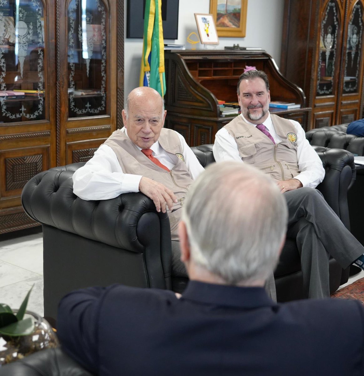 OEA_oficial's tweet photo. La Jefatura de la #MOE_OEA en Brasil fue recibida por el presidente del @STF_oficial, Edson Fachin, a quien presentó el trabajo que la #OEAenBrasil viene desarrollando para las elecciones.

Más de 150 millones de personas están habilitadas para elegir presidente, gobernadores, senadores y diputados en las elecciones generales de este domingo 4 de octubre. #Eleições2026 🇧🇷